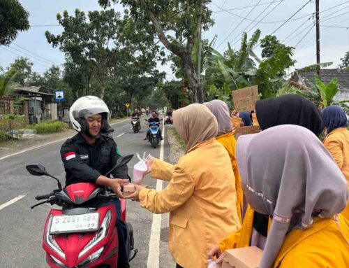 Santri MBS Al Amin Hadirkan Senyum Lewat Aksi Berbagi Takjil